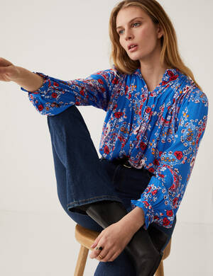 marksandspencer_SS23_T53_2022U_kvetovana halenka_viskoza_modra_1499Kc_modelka.jpg